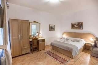 Гостевой дом Pensiunea San Gennaro Меркуря-Чук Двухместный номер с 1 кроватью и собственной ванной комнатой-1