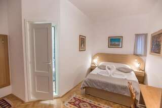 Гостевой дом Pensiunea San Gennaro Меркуря-Чук Двухместный номер с 1 кроватью и собственной ванной комнатой-2